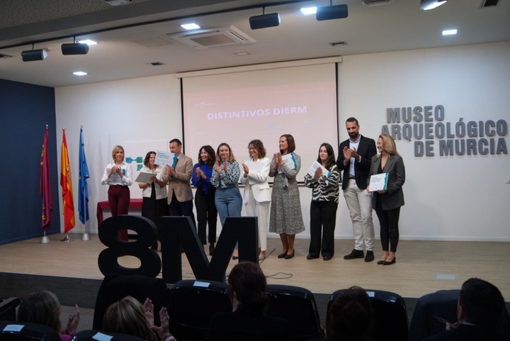 La consejera de Política Social, Familias e Igualdad, Conchita Ruiz, junto a las empresas reconocidas con los distintivos de igualdad DIERM (1)