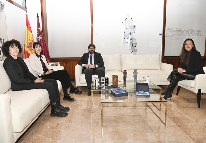 López Miras recibe a Eva Libertad y Nuria Muñoz tras alzarse con la Biznaga de Oro por su largometraje 'Sorda' en el Festival de Málaga