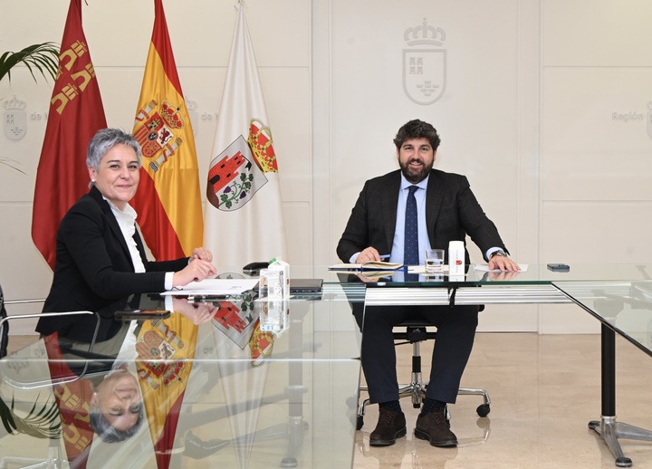 El presidente de la Comunidad, Fernando López Miras, se reunió hoy con la alcaldesa de Calasparra, Teresa García.