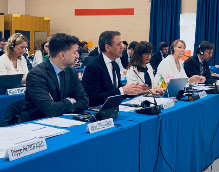 El consejero de Presidencia, Portavocía, Acción Exterior y Emergencias, Marcos Ortuño, interviene en la sesión de la CRPM, acompañado por la secretaria general de la Consejería, María Caballero, y el director general de Unión Europea, Adrián Zittelli.