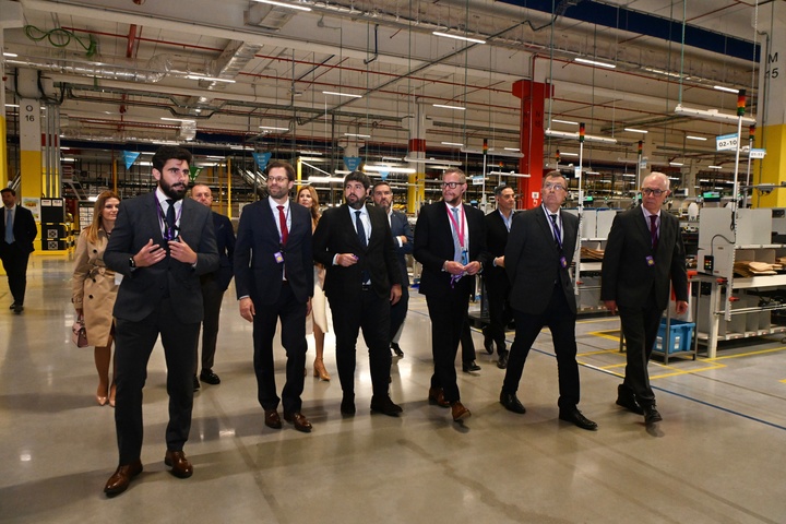 López Miras visita el centro logístico de Amazon en Corvera (2)