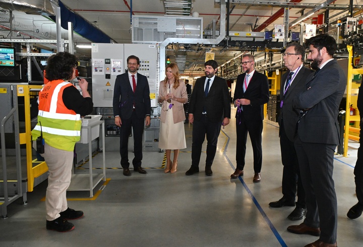 López Miras visita el centro logístico de Amazon en Corvera (3)