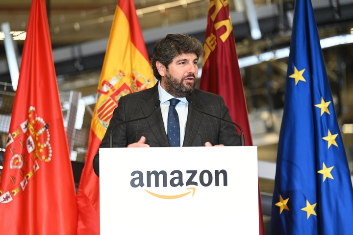 López Miras visita el centro logístico de Amazon en Corvera (4)