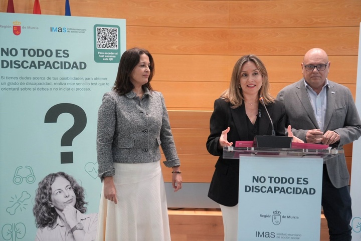 La consejera de Política Social, Conchita Ruiz, junto a la directora general de Valoración y Pensiones,María Antonia Abril y el presidente de Cermi Región de Murcia, Pedro Martínez