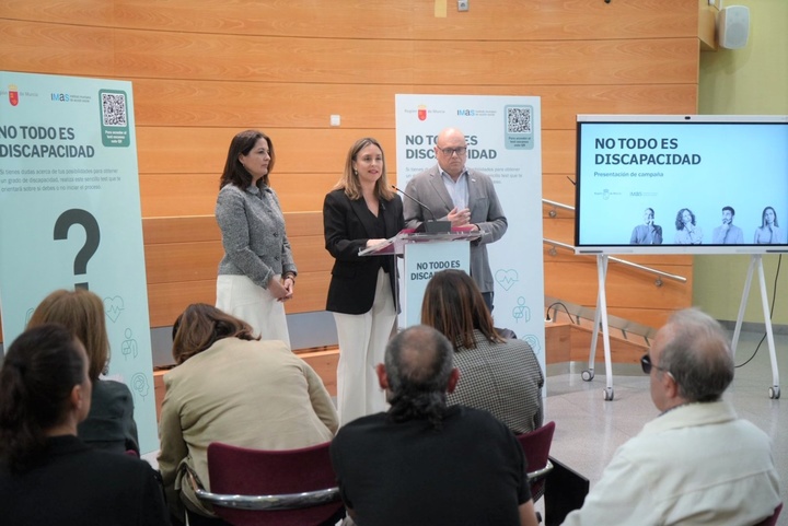 La consejera de Política Social, Conchita Ruiz, junto a la directora general de Valoración y Pensiones,María Antonia Abril y el presidente de Cermi Región de Murcia, Pedro Martínez (1)