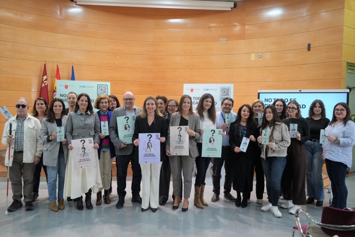 La consejera de Política Social, Conchita Ruiz, junto a la directora gerente del SMS, Isabel Ayala, y el presidente de Cermi Región de Murcia, Pedro Martínez