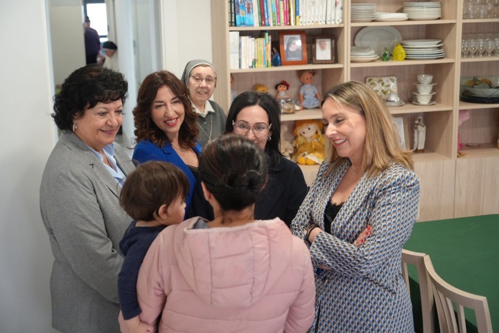 La consejera de Política Social, Familias e Igualdad, Conchita Ruiz, junto con la alcaldesa de Yecla, Remedios Lajara, durante su visita a la Casa Cuna de Yecla