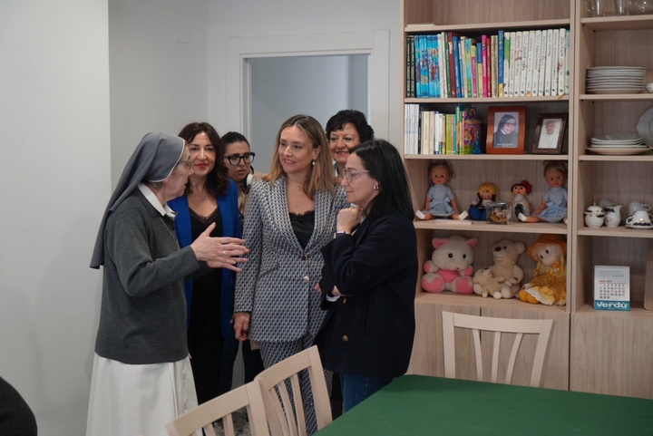 La consejera de Política Social, Familias e Igualdad, Conchita Ruiz, junto con la alcaldesa de Yecla, Remedios Lajara, durante su visita a la Casa Cuna de Yecla (1)