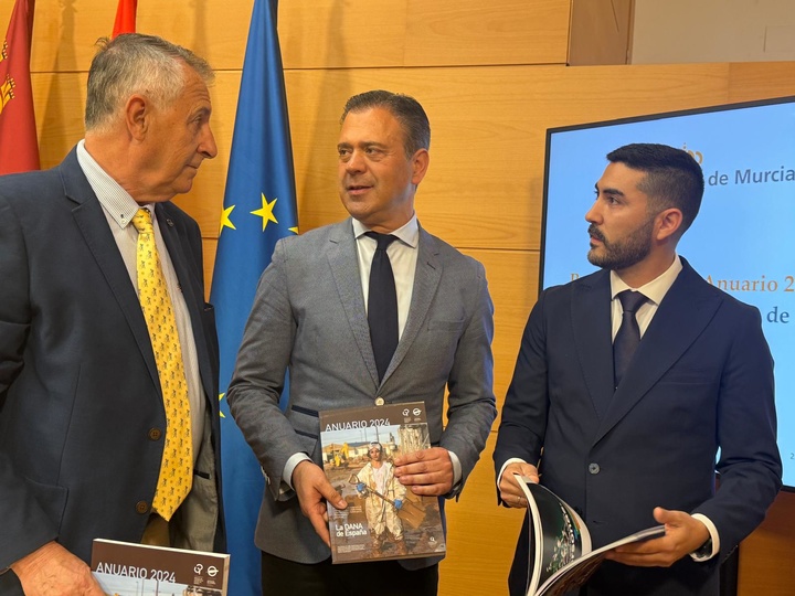 El consejero de Presidencia destaca "la vitalidad y la importancia del periodismo en nuestra sociedad" en la presentación del Anuario del Colegio Oficial de Periodistas