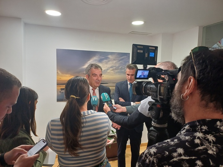 El consejero de Medio Ambiente, Universidades, Investigación y Mar Menor, Juan María Vázquez, y el secretario general del Consejo de Seguridad Nuclear (CSN), Pablo Martín, tras la reunión mantenida