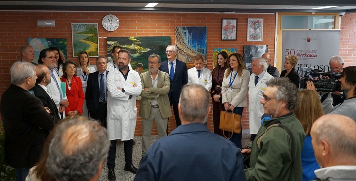 El hospital Virgen de la Arrixaca acoge una muestra de pintura de médicos artistas para conmemorar el 50 aniversario del centro