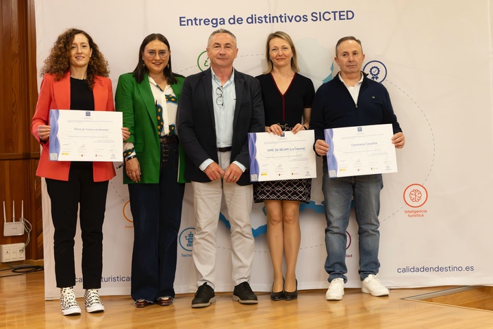 La directora general de Competitividad y Calidad Turísticas, Eva Reverte, con el alcalde de Moratalla y empresas que recibieron la acreditación SICTED