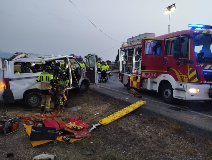 Imagen de archivo de los servicios de emergencias atendiendo un accidente.