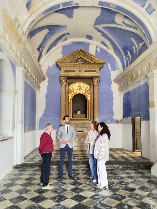 El director general de Patrimonio Cultural, Patricio Sánchez, durante su visita a la ermita de La Paz, en Alcantarilla.