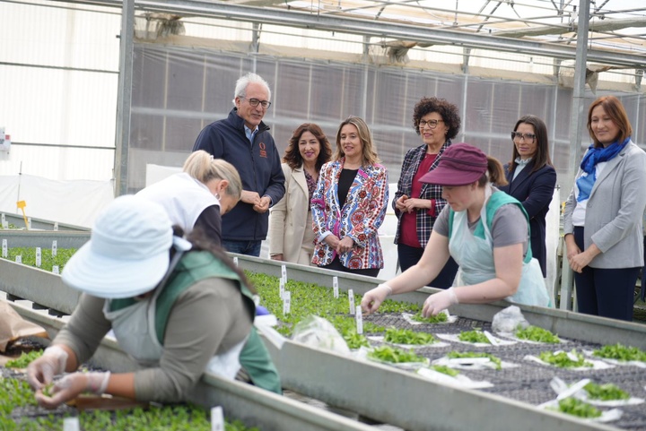 La consejera de Política Social, Familias e Igualdad, Conchita Ruiz, junto con la alcaldesa de Puerto Lumbreras, María Ángeles Túnez, durante la visita a la empresa Dümmen Orange (1)