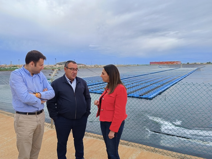 La consejera Sara Rubira en las instalaciones de la Comunidad de Regantes de Águilas.