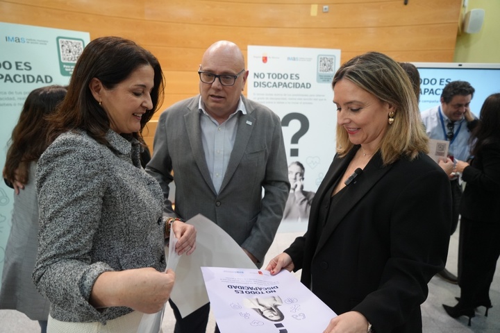 La consejera de Política Social, Conchita Ruiz, junto a la directora general de Pensiones y Valoración, María Antonia Abril, y el presidente de CERMI Región de Murcia, Pedro Martínez