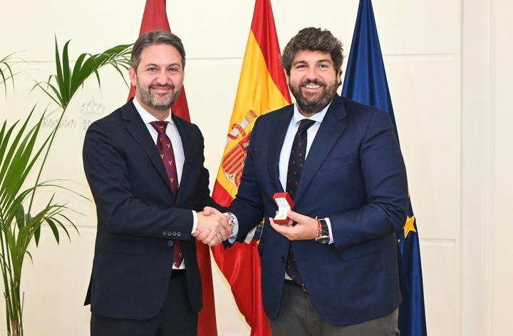 López Miras recibe la insignia de oro del Colegio de Ingenieros Técnicos Industriales de la Región