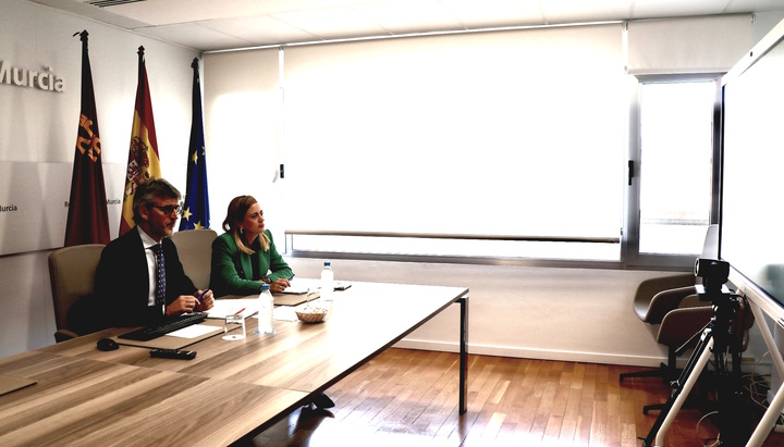 El consejero de Hacienda, Luis Alberto Marín, y la directora del Icref, Ana María López, durante la celebración del consejo de administración de ...