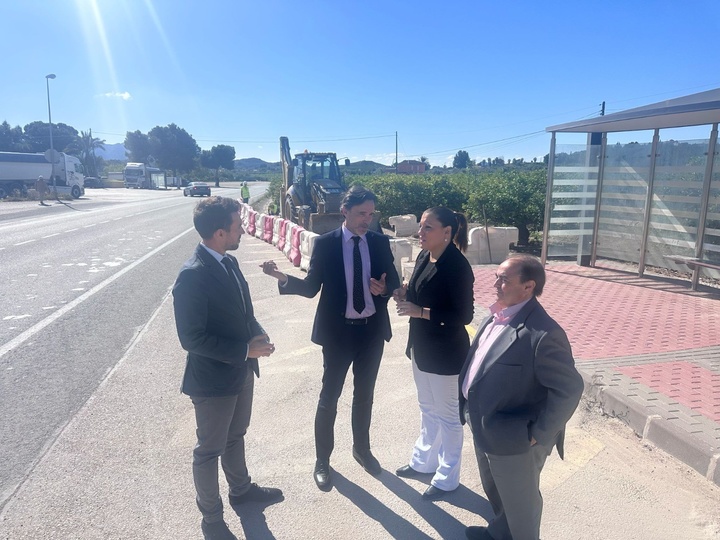 El consejero de Fomento e Infraestructuras, Jorge García Montoro, visita el inicio de las obras de una rotonda en el acceso a la urbanización Los Periquitos de Fortuna (2)
