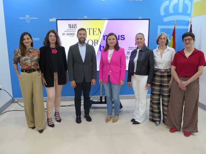 El director del Instituto de Turismo y la alcaldesa de Fortuna, con el resto de participantes en el acto de presentación del evento Tempus Fortun...