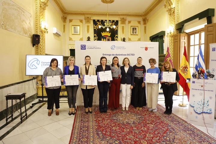 La directora general, Eva Reverte, y la alcaldesa, Seve González, con las representantes de las empresas y servicios turísticos acreditados.