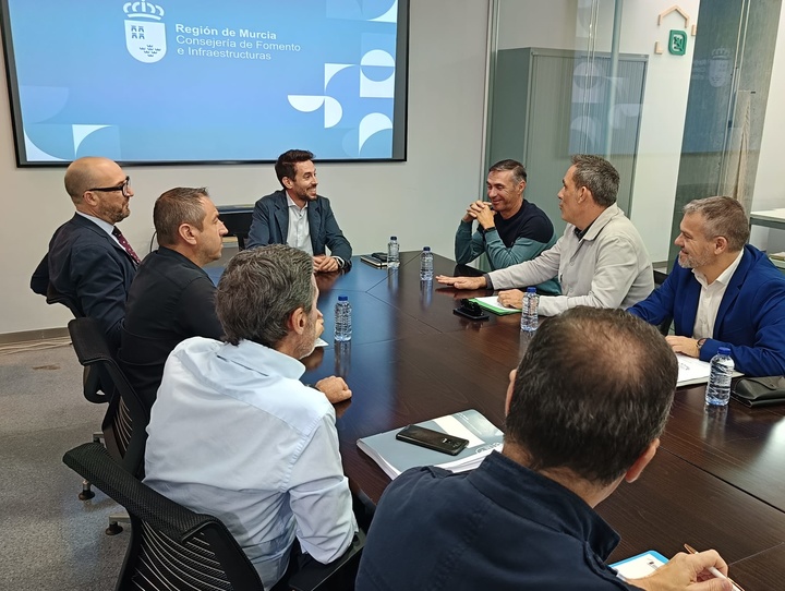 El secretario general de la Consejería de Fomento, José Francisco Lajara, y el director general de Movilidad y Transporte, José Antonio Verdú, durante la reunión con representantes del sector del Taxi de Murcia y Cartagena y el Ayuntamiento de Murcia