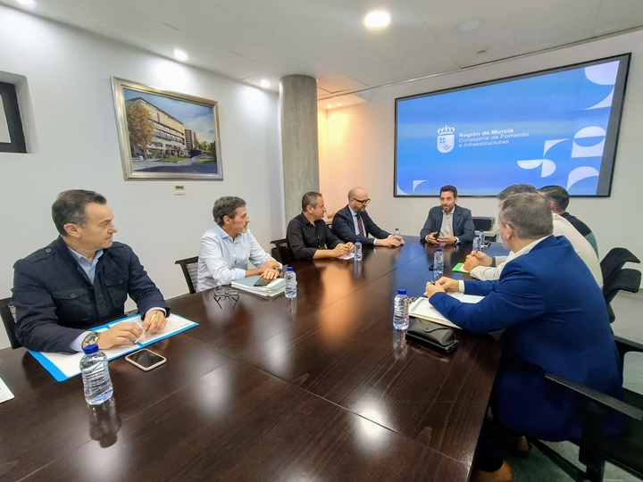 El secretario general de la Consejería de Fomento, José Francisco Lajara, y el director general de Movilidad y Transporte, José Antonio Verdú, durante la reunión con representantes del sector del Taxi de Murcia y Cartagena y el Ayuntamiento de Murcia (2)