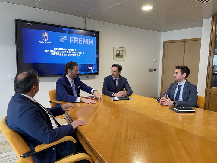 El consejero de Fomento e Infraestructuras, Jorge García Montoro, mantiene un encuentro con el presidente y secretario general de la Federación Regional...