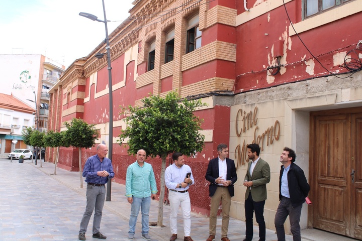 El director general de Patrimonio Cultural y el alcalde de San Pedro del Pinatar, frente al Cine Moderno.