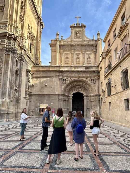 Turistas frente a la puerta de las Cadenas de la Catedral de Murcia.