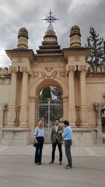 El director general de Patrimonio Cultural, Patricio Sánchez, y la concejala de Bienestar Social, Pilar Torres, ante la fachada del cementerio de Murcia