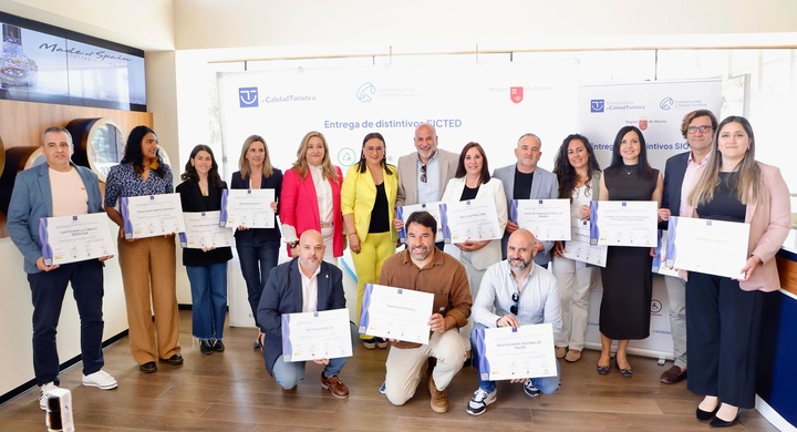 La directora de Competitividad y Calidad Turísticas, Eva Reverte, con los representantes de las empresas acreditadas. 