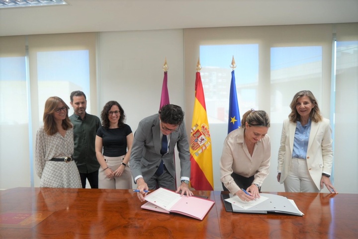 La consejera de Política Social, Familias e Igualdad, Conchita Ruiz, y el presidente del TSJ de la Región de Murcia, Miguel Pasqual del Riquelme,...