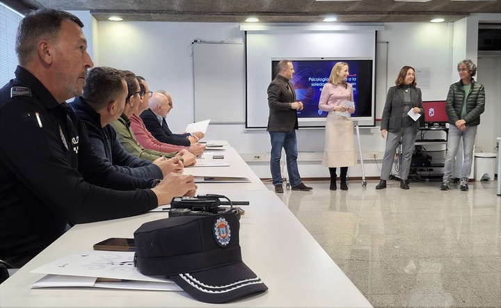 Los directores generales de Función Pública y Diálogo Social y de Administración Local, Micaela Martínez y Francisco Abril, durante una jornada de...