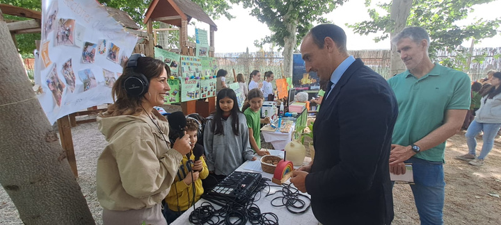 El director general de Centros Educativos e Infraestructuras, Luis Gómez, durante la visita a los proyectos sostenibles.