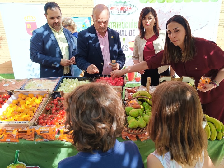 Reparto de fruta entre escolares en el CEIP La Flota de Murcia.