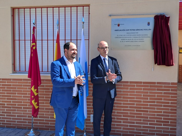El consejero de Educación y Formación Profesional, Víctor Marín, inauguró hoy las cuatro nuevas aulas en el CEIP Petra Sánchez Rollán de Los Alcá...