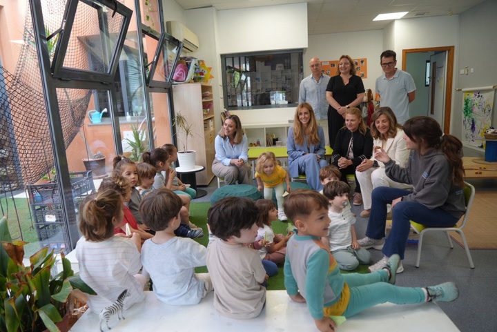 La consejera de Política Social, Familias e Igualdad, Conchita Ruiz, durante su visita al Centro de Atención a la Infancia EMPI