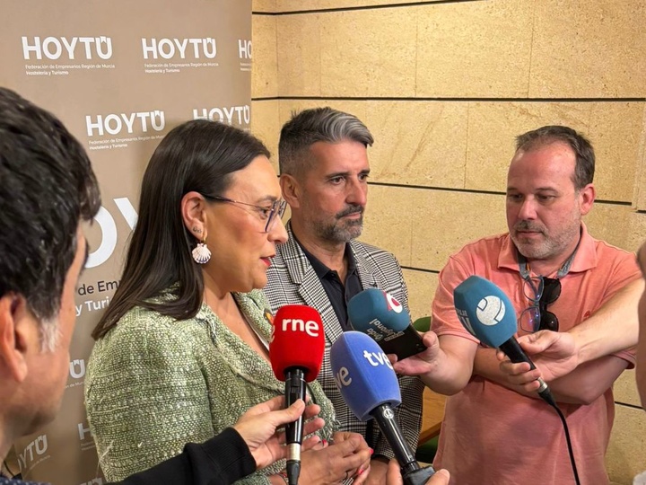 La directora general de Competitividad y Calidad Turísticas y el presidente de 'HoyTú' explicaron el objetivo de una subvención para el desarrollo...