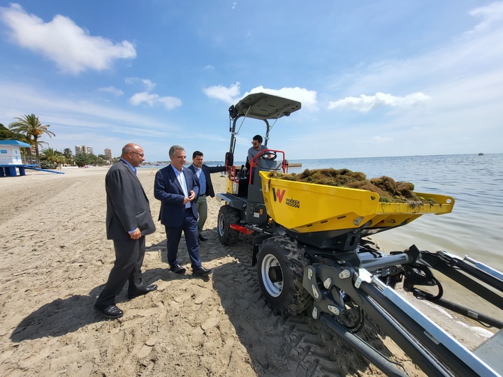 El consejero de Medio Ambiente, Universidades, Investigación y Mar Menor, Juan María Vázquez, junto con el alcalde de San Javier, José Miguel Luengo,...