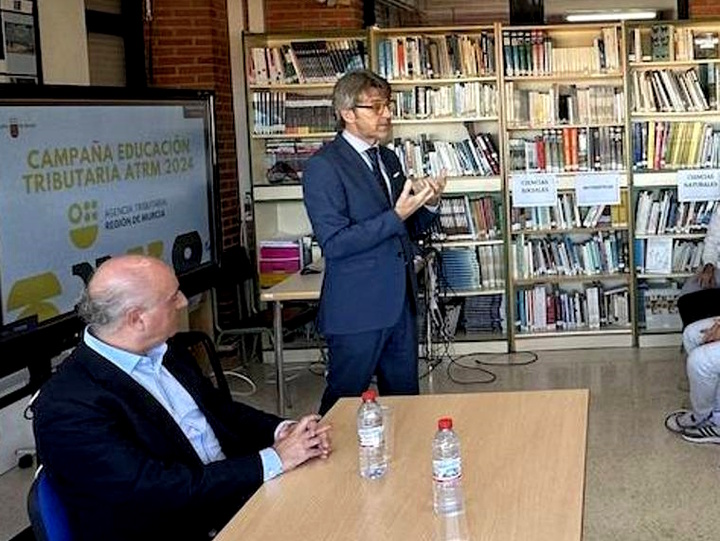 El consejero de Economía, Hacienda, Fondos Europeos y Transformación Digital, Luis Alberto Marín, en una de las charlas sobre educación tributari...