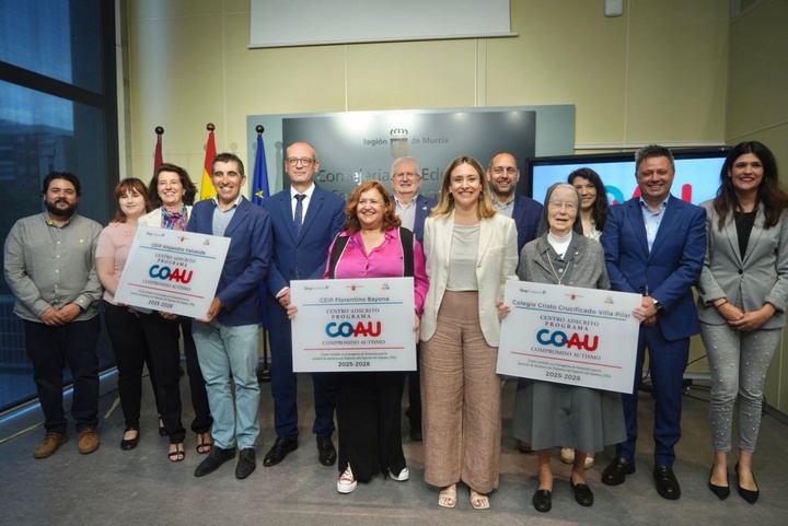 Los tres colegios que participan en el programa de atención a menores con autismo reciben sus acreditaciones