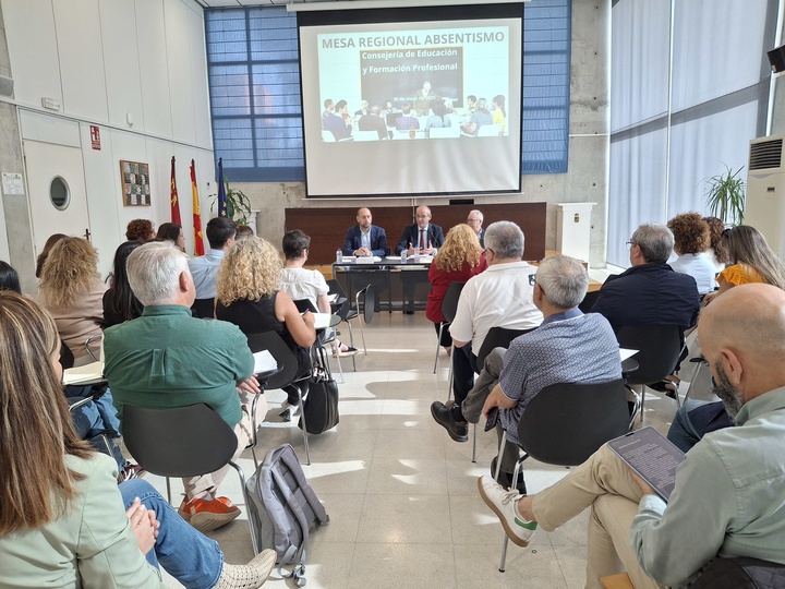 El consejero de Educación y Formación Profesional, Víctor Marín, preside la Mesa Regional de Absentismo y Abandono Escolar.