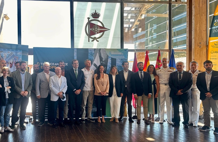 La consejera Carmen Conesa y la alcaldesa, con los asistentes a la presentación de la escala en Cartagena de la Ocean Race Europe