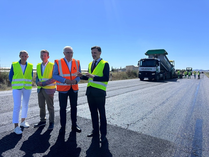 El consejero de Fomento e Infraestructuras, Jorge García Montoro, durante la visita a las obras que se están llevando a cabo en la Variante de Torre...
