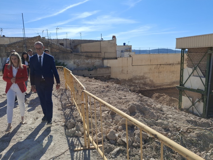 El consejero de Educación y Formación Profesional, Víctor Marín, visita las obras de reparación del muro del pabellón deportivo de Cehegín que da servicio al CEIP Ciudad de Begastri y al IES Alquipir, derribado por las lluvias en marzo.