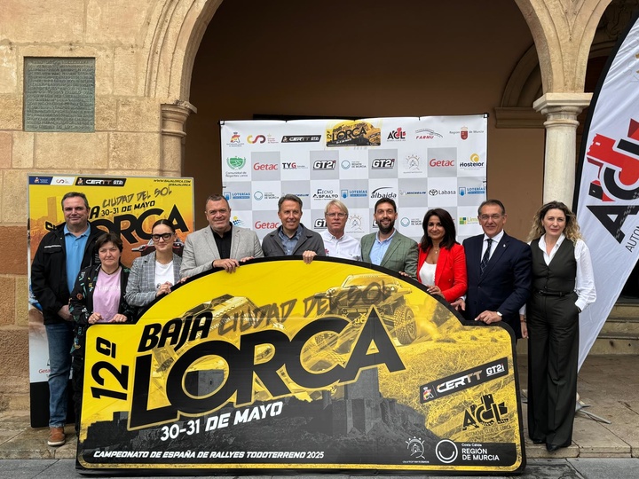 El director del Instituto de Turismo y el alcalde, con el resto de participantes en la presentación de la prueba.