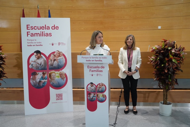 La consejera de Política Social, Familias e Igualdad, Conchita Ruiz, durante la presentación de la Escuela de Familias
