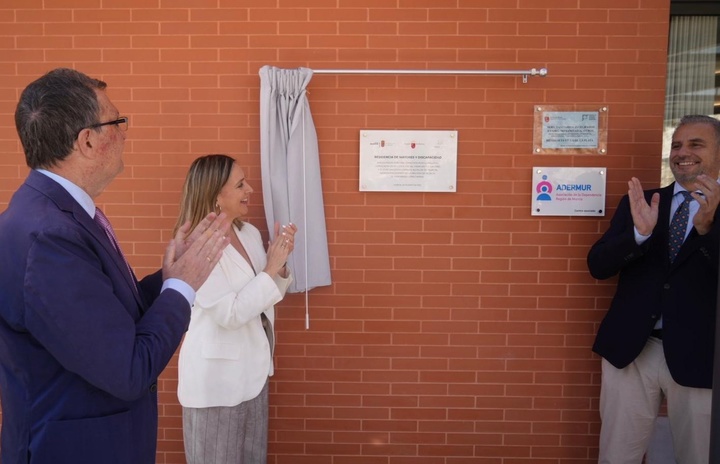 La consejera de Política Social, Conchita Ruiz, el alcalde de Murcia, José Ballesta, en la inauguración de la residencia de mayores 'Villa de la ...